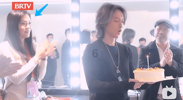 三亚近海发现蓝瓶僧帽水母，毒性较小，可能受季风影响漂流至此