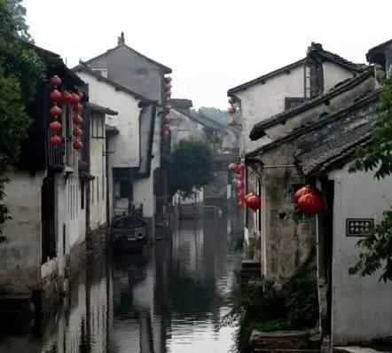 昆明站南广场停车场启用 春运期间免费停车